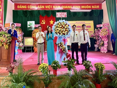 Xã Tây Hòa đón nhận danh hiệu "Xã đạt chuẩn nông thôn mới kiểu mẫu"